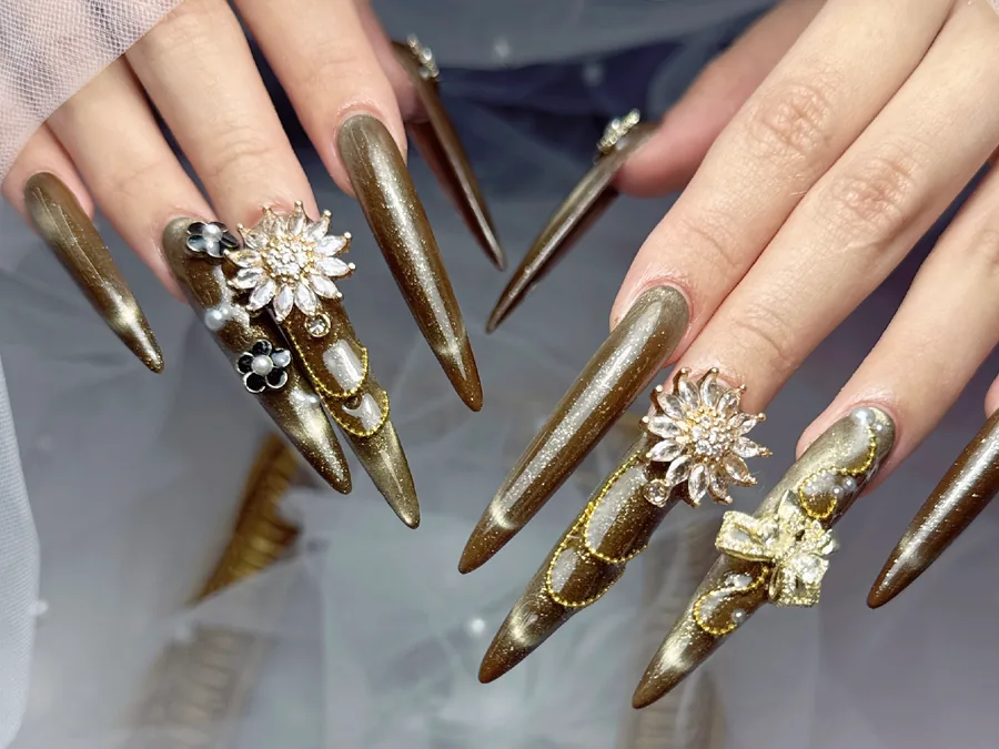 ジュエリーパーツを使ったロングネイル